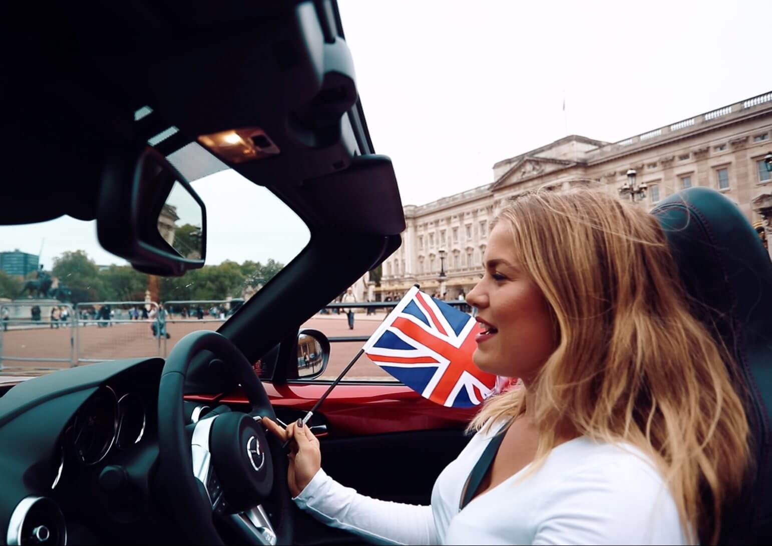 An open top car tour of London's iconic landmarks and landscapes