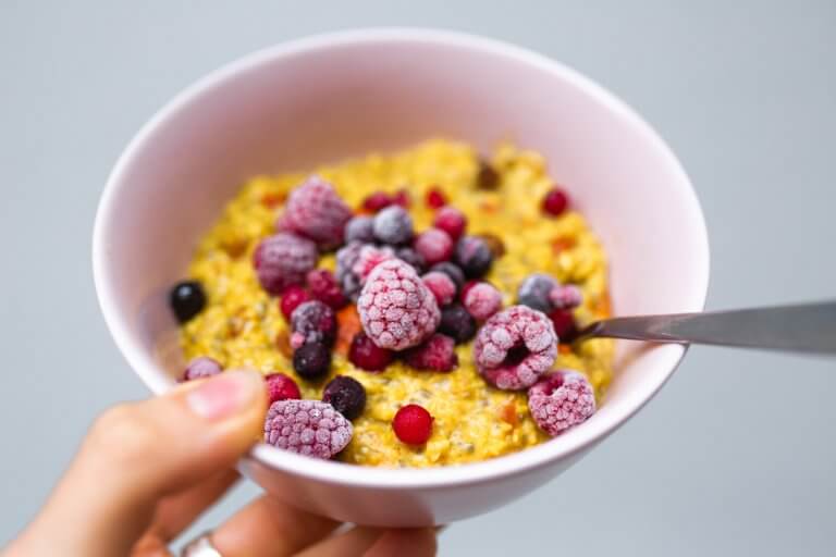 RECIPE: A warming turmeric, chia and berry oats bowl