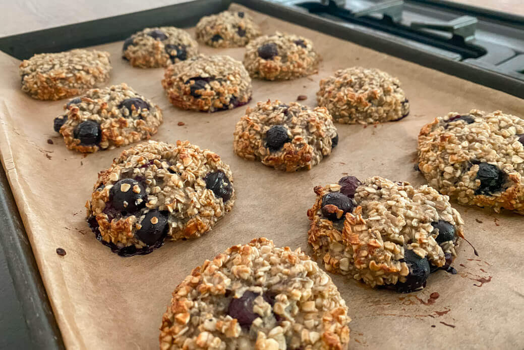 Healthy banana and blueberry oat bites | Where's Mollie? A travel and adventure lifestyle blog